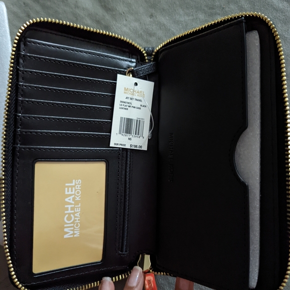 Michael Kors Wallet w/Detachable Strap - Picture 2 of 2